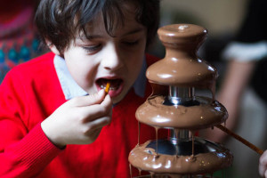 Шоколадный фонтан, создание шоколадных конфет, шоколадный мастер-класс для детей, чудные штуки, детский мастер-класс