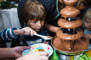 Шоколадный фонтан, создание шоколадных конфет, шоколадный мастер-класс для детей, чудные штуки, детский мастер-класс